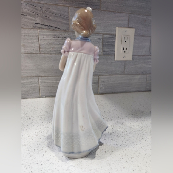 Vintage Lladro Happy Birthday Girl Figurine - Picture 5 of 5